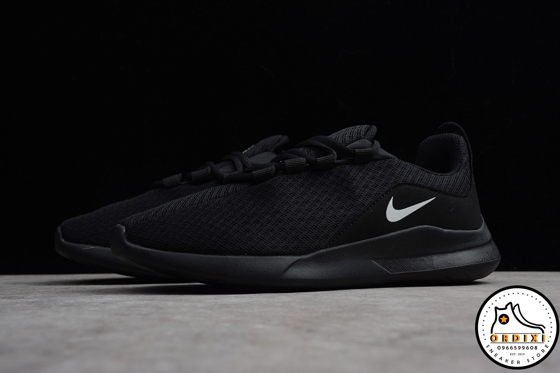 Nike viale store triple black